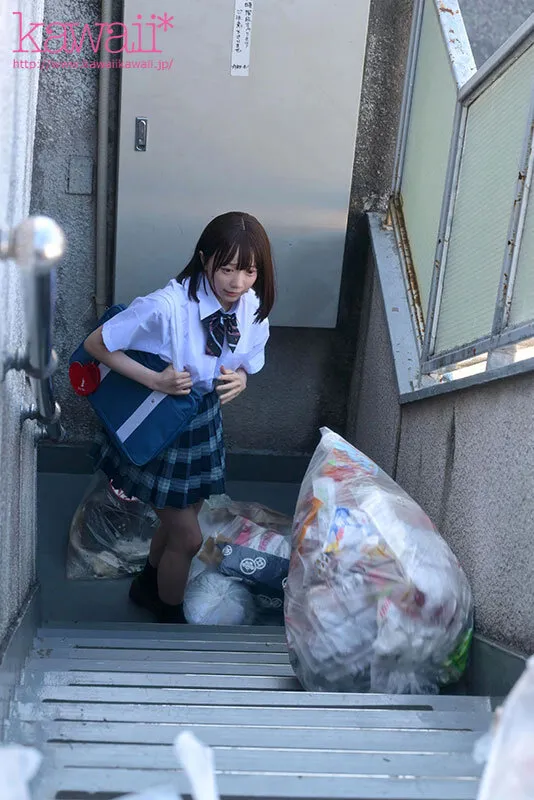 隣人のゴミ部屋で異臭巨漢おやじに監禁調教...抜かずの連撃中出し種付けプレス43発で孕まされた制服女子の末路… 日向由奈 画像1