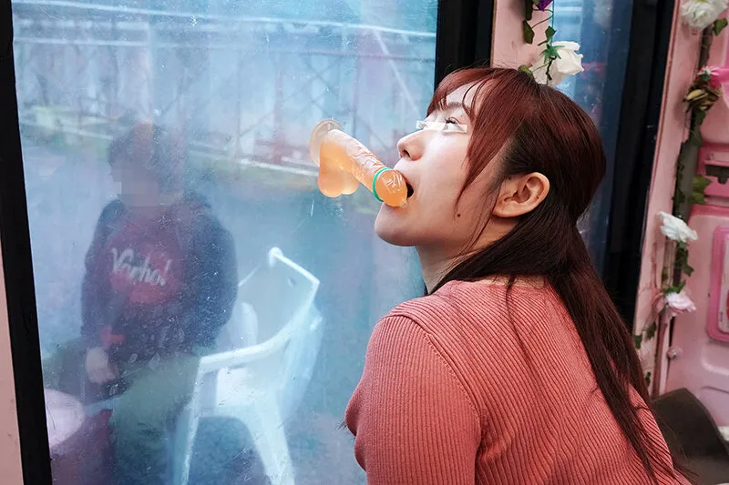 一般男女モニタリングAV×マジックミラー便コラボ企画 愛する夫の目の前で路上NTR!清楚な人妻が「お口だけでコンドーム装着」に挑戦!2 ノーハンドでデカチンを咥えたご無沙汰妻のオマ○コは欲しがり汁が溢れ出す!旦那の目の前で寝取って最後はゴムを外して生中出し! 画像2