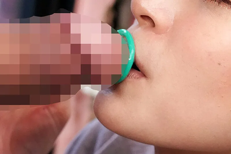 一般男女モニタリングAV×マジックミラー便コラボ企画 愛する夫の目の前で路上NTR!清楚な人妻が「お口だけでコンドーム装着」に挑戦!2 ノーハンドでデカチンを咥えたご無沙汰妻のオマ○コは欲しがり汁が溢れ出す!旦那の目の前で寝取って最後はゴムを外して生中出し! 画像4