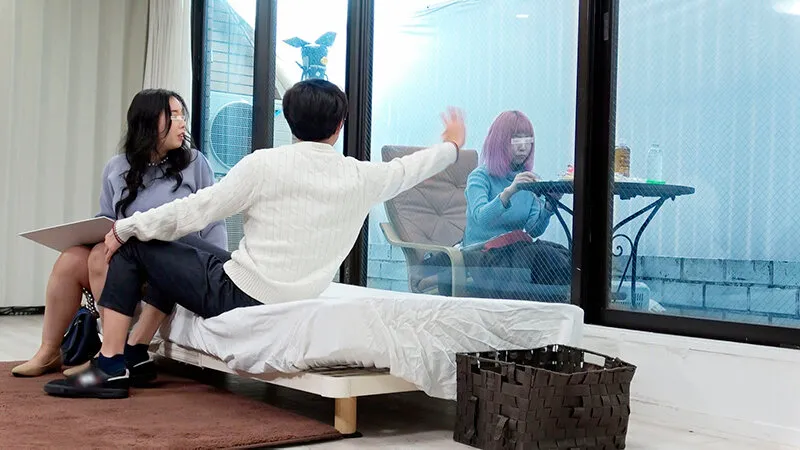 一般男女モニタリングAV マジックミラーの向こうには実の娘(=彼女)!「娘がダメなら私が…」巨乳母がデカチンすぎて童貞卒業できない娘の彼氏を優しく筆おろし!フル勃起デカチ○ポを根元まで受け挿れたご無沙汰オマ○コと性欲溢れる童貞チ○ポの中出しセックスは1発限… 画像2