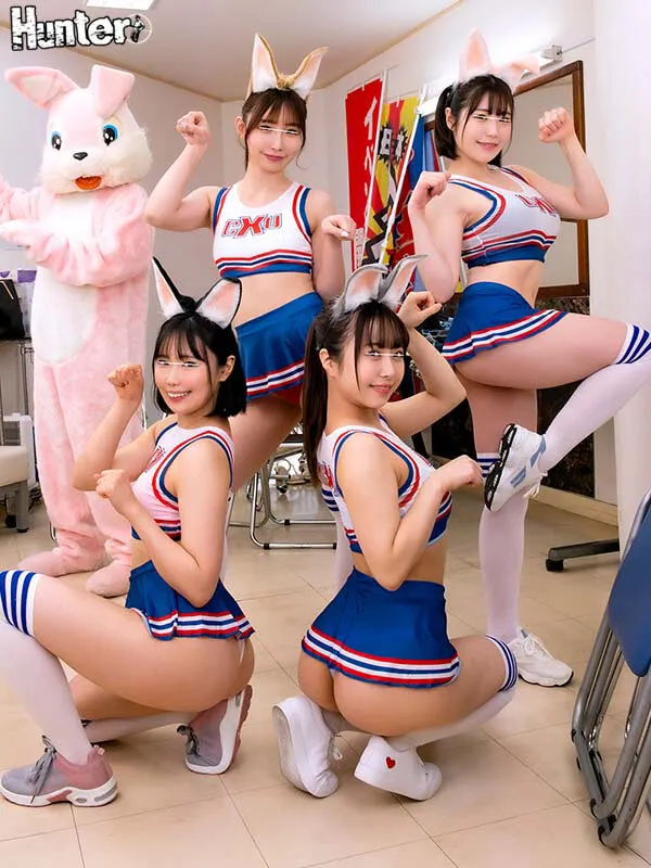 着ぐるみバイトはエッロいチアガールと楽屋が一緒!しかもカワイイ着ぐるみで油断したのか目の前で生着替え!脱ぐのを忘れてガン見でフル勃起! 画像1