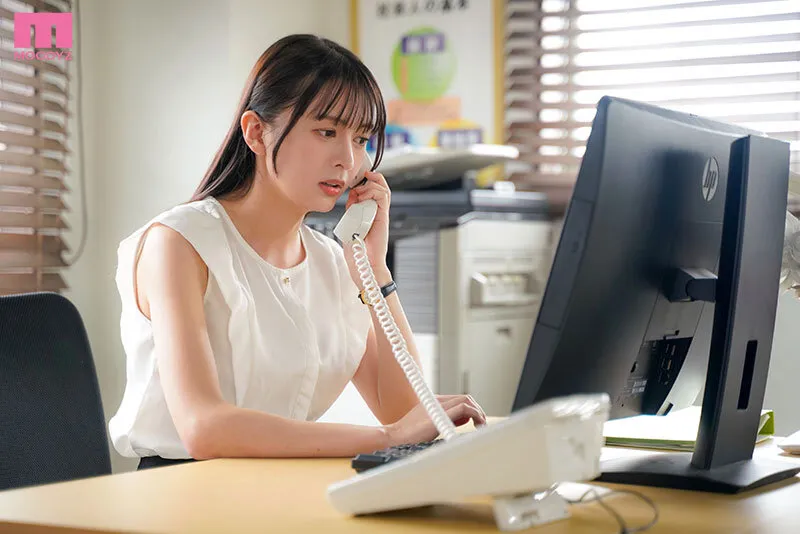 いつも強気な年下の女上司は激ピスされたがりのドMマ●コでした。 お酒に弱い女上司を介抱してベッドに寝かせたあと、無防備な腋チラとパンチラに欲情して襲ってしまうと、俺の絶倫チ○ポを「もっと…」と欲しがり、何度も何度もイキまくっていた― 幸村泉希 画像1